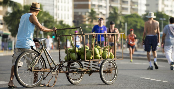 Fotos: Greve dos caminhoneiros faz taxista apelar para álcool de cozinha  para abastecer carro